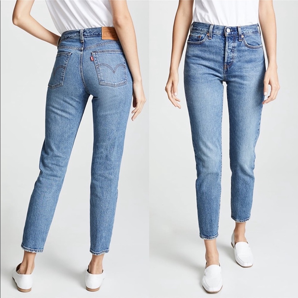 Levi’s wedgie fit light wash button fly high rise women’s jeans. Size 31